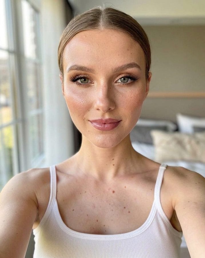 Makeup Try-On: an image made with AnyPic
